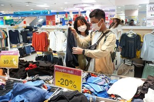 民众在超市选购促销衣服。（图：黄雪）