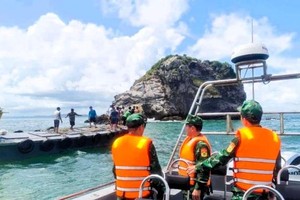 广宁边防部队接近遇险渔船并展开救援工作。（图：越通社）