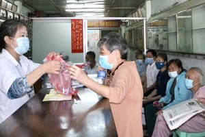 荣军烈属诊病后获发送药品。