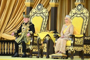 7月20日，马来西亚第17任最高元首易卜拉欣（左）在吉隆坡出席登基仪式。（图：新华社）