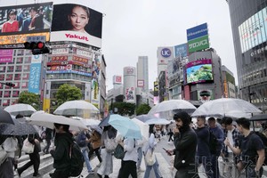 5月8日是新冠病毒在日本《感染症法》上的定位下调为“5类”满一年。图为7日东京涩谷街头的行人。（图：共同社）