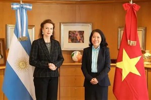 越南驻阿根廷大使吴明（右）越和阿根廷外长戴安娜·蒙迪诺。（图：越通社）