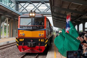 7月20日，首趟老挝泰国跨境铁路客运列车抵达老挝万象坎萨瓦站。（图：新华社）