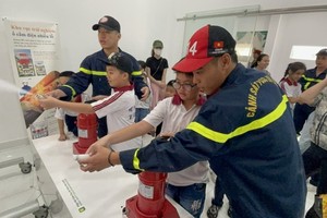 学生们正拿着消防水龙带。（图：志石）