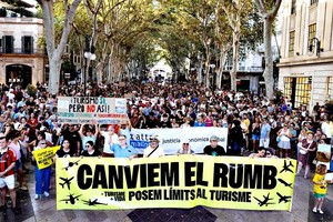 西班牙马略卡岛帕尔马(Palma de Mallorca)有大型示威，抗议游客过多。（图：路透社）