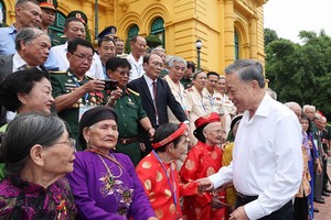 国家主席苏林与模范有功者代表交谈。（图：越通社）