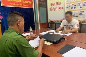 调查员正在向 Đ.Q.V 录取口供。（图：警方提供）