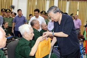 国家主席苏林向荣军赠送礼物。