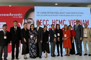 展览主办单位与嘉宾合照留念。