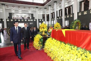 中共中央政治局常委、 全国政协主席王沪宁作为习近平总书记特别代表率领的中共代表团前来吊唁阮富仲总书记。（图：越通社）