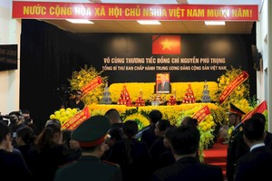 民众沉痛悼念阮富仲总书记