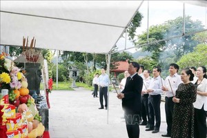 国会副主席阮德海与工作团在莱州省烈士陵园上香缅怀历代英雄烈士。（图：越通社）