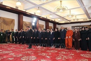 由市委书记阮文年为团长的市委、人民议会、人委会、市越南祖国阵线委员会及党政原领导人代表团吊唁阮富仲总书记。