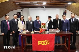 越南国会对外委员会代表团与哥伦比亚共产党领导人合影留念。（图：越通社）