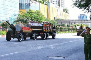 灵车运载阮富仲总书记到梅易陵园安葬。