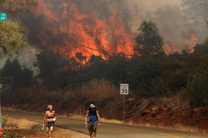 美国加州北部奇科镇附近发生山火，并快速蔓延。（图：路透社）