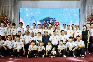 胜义龙狮团领导与全体团员在庆祝团庆上合照。