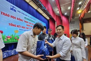 温陵会馆副理事长林晓东颁发助学金给学生。