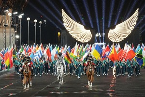 志愿者手持各体育代表团旗帜入场。（图：路透社）