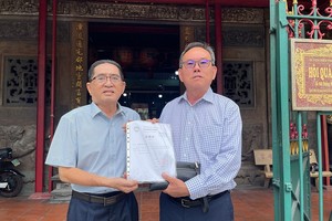 霞漳会馆理事长沈金麟（左）向旅美闽籍乡亲余建强（右）致送感谢书。