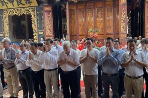 义安会馆全体理事、顾问一同向关圣帝君圣像拈香参拜。