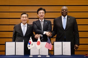 7月28日，在日本防卫省，韩美日三国防长签署安全合作框架协议后合影留念。左起依次为韩国防长申源湜、日本防卫大臣木原稔和美国防长劳埃德·奥斯汀。 （图：韩联社）