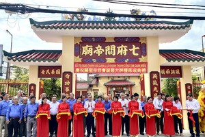 各领导和理事会为拱门落成剪彩。