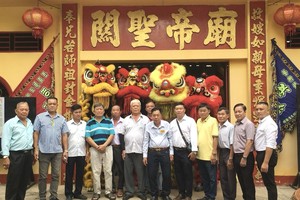 决胜村关帝庙全体理事会、顾问贺关帝宝诞。