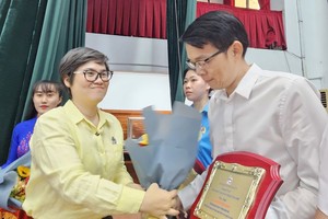 华人单位及个人获表彰