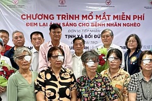 培德精舍与澳洲越侨代表与术后白内障病人合摄。