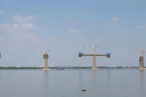 图为施工中的仁泽桥。（图：交通报）