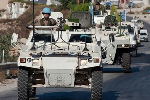 联合国驻黎巴嫩临时部队的维和人员正在该国南部城镇阿达伊萨，靠近黎以临时边界“蓝线”的地区执行巡逻任务。（图：联合国）