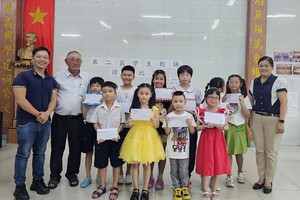 评委与获奖学生合照。