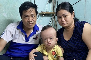 阮福夫妇和幼子阮福显。