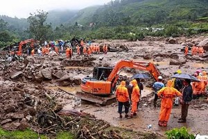 大批救援人员在现场救灾。（图：互联网）