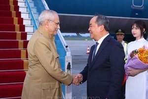 国家主席办公厅主任黎庆海在内牌机场欢迎东帝汶总统若泽‧拉莫斯-奥尔塔（左）。（图：越通社）