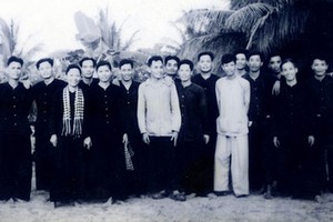 1965年在西宁战区根据地的中央南方局宣训部干部们。(资料图）