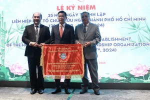 本市各友好组织联合会护越南各友好组织联合会授予传统锦旗。