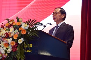 外交部长裴青山在会议上发表演讲。（图：曰钟）