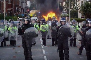 英国将在全国各地紧急加派警力，以应对近期持刀袭击事件所引发的持续暴力骚乱。（图：互联网）