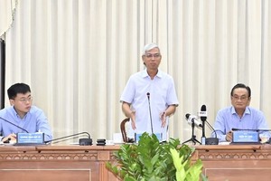 市人委会副主席武文欢（中）主持会议并发表讲话。（图：越勇）