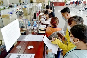 市民在市税务局办理个人所得税退税手续。（T.T.D）