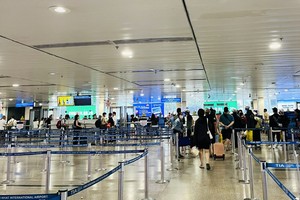 尽管是暑假高峰期，但新山一机场很少乘客。