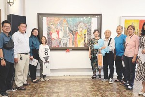 人民艺人张路书画家与各华人画家在《戏剧春秋》获得鼓励奖作品前合照。