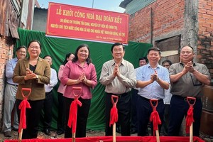 各代表出席大团结屋动工仪式。（图：信辉）