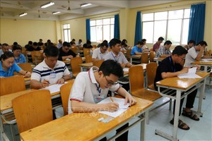 B组考生正在参加2024年市级“优秀网络管理员”金手比赛理论测试考。（图：越通社）