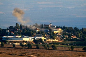 2024年8月3日，以色列军队与真主党分子持续发生越境冲突，从黎巴嫩南部靠近以色列边境的一个位置拍摄的照片显示，从黎巴嫩一侧向以色列Metullah村发射火箭的地点冒出浓烟。（图：AFP）