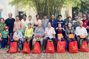 去年，在热心读者的赞助下，本报慈善工作组已向各贫病华人发送“盂兰节”礼物。