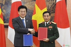 潘文江部长和木原稔大臣交换双方签署的国防合作文件。（图：VGP）