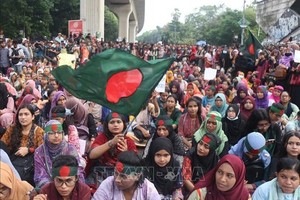 2024年8月4日，数万名抗议者与孟加拉国政府支持者之间发生冲突，造成至少91人死亡、数百人受伤。（图：新华社 / 越通社）